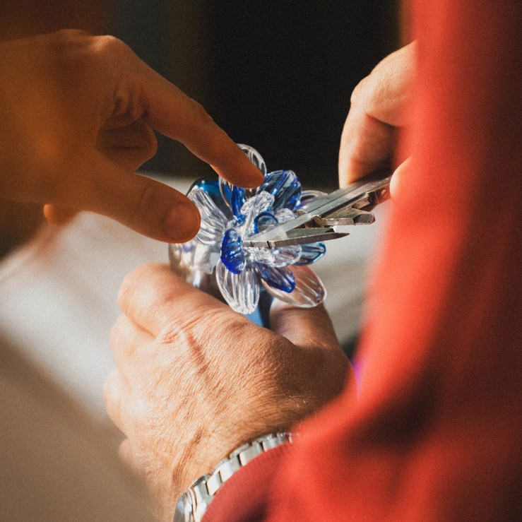 Artesanos creando el Good Girl Murano